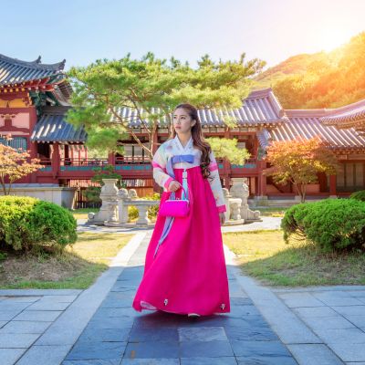 Seorang Perempuan Mengenakan Pakaian Tradisional Korea Selatan