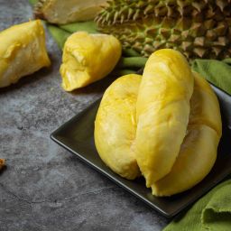 Ilustrasi buah durian yang sudah dikupas. foto: Freepik.com/@fjcomp