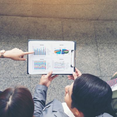 Seorang pebisnis yang sedang melakukan analisis kompetitor.