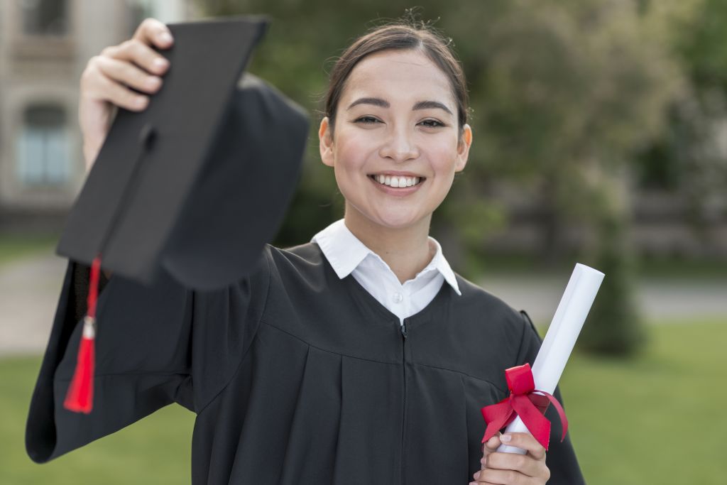 Ilustrasi seorang fresh graduate.