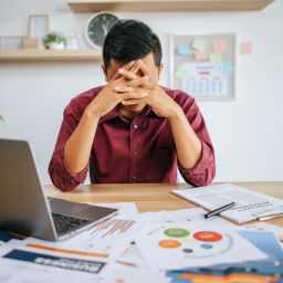 Ilustrasi seorang yang sedang dalam posisi bisnis stagnan