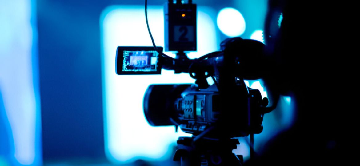 Ilustrasi seorang videography mengatur angle kamera