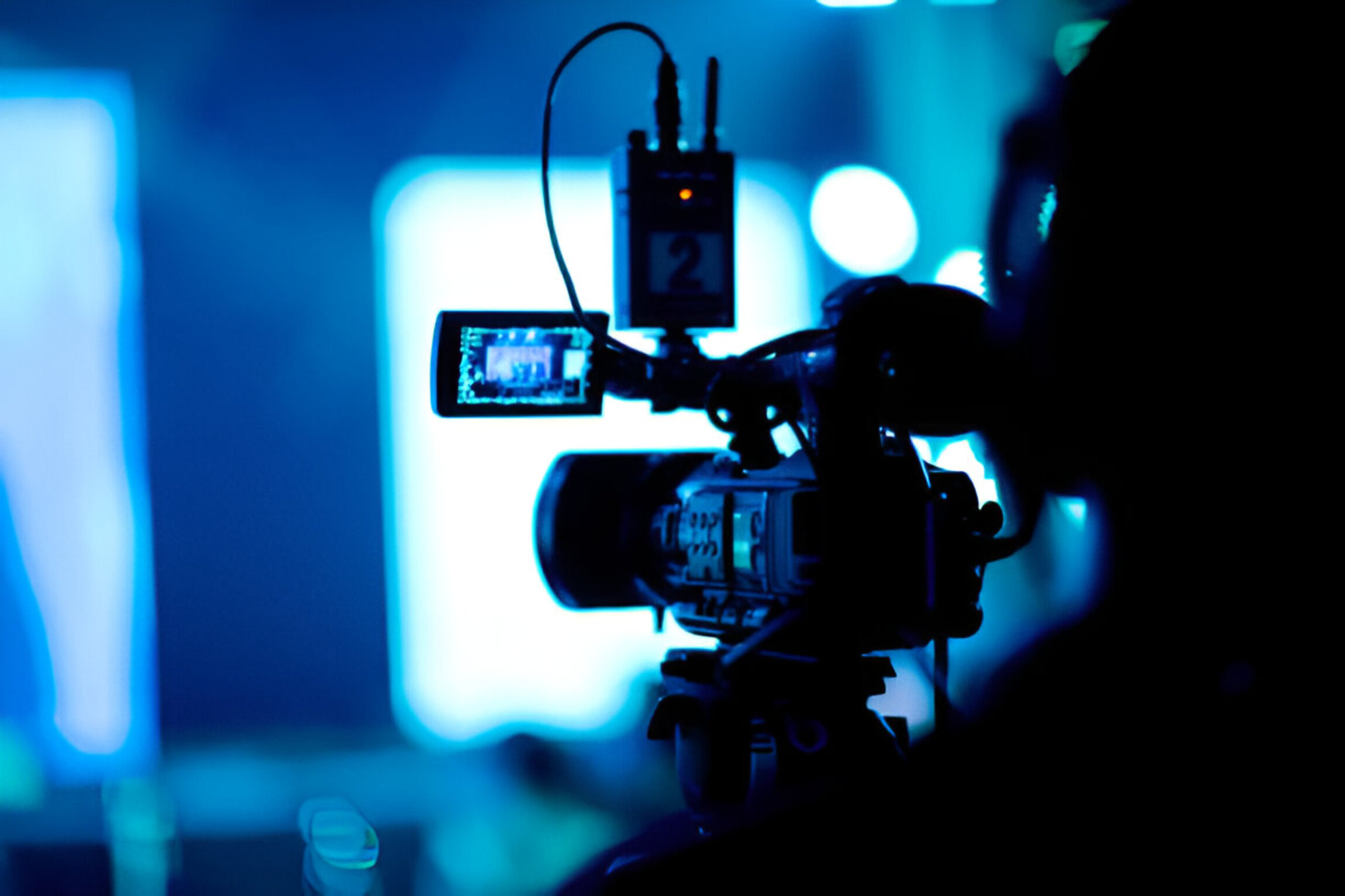 Ilustrasi seorang videography mengatur angle kamera