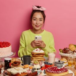 Ilustrasi seorang Gen Z atau Milenia; menyantap jajanan