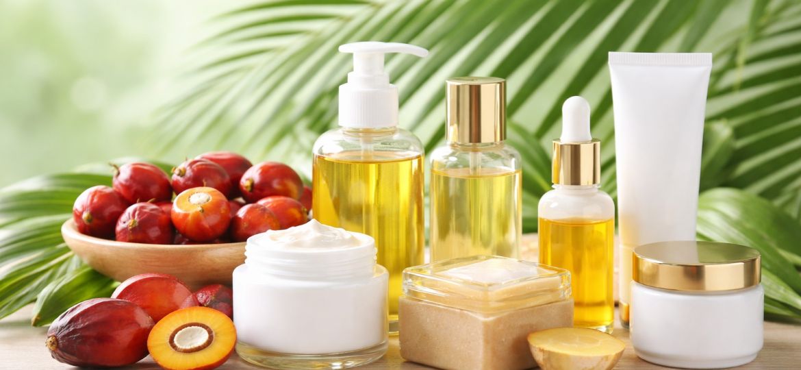 Produk kosmetik berbahan kelapa sawit seperti serum, krim, dan sabun dengan latar hijau alami
